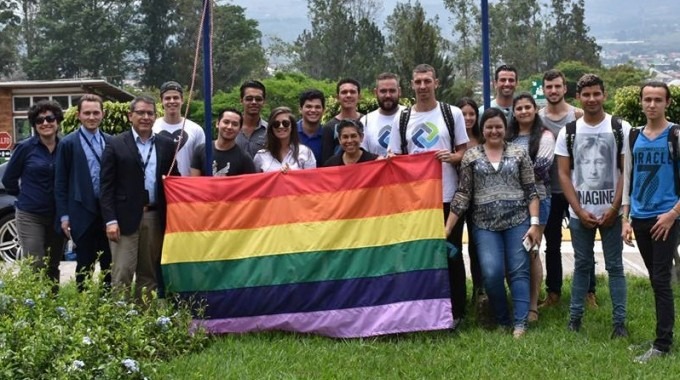 estudiantes_rector_posando_bandera_diversidad_