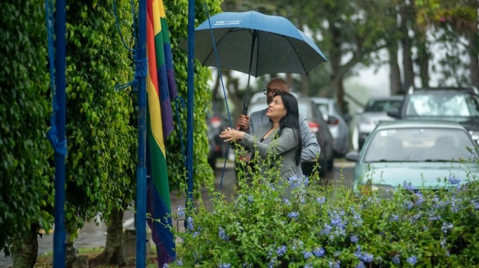 La rectora izando la bandera.