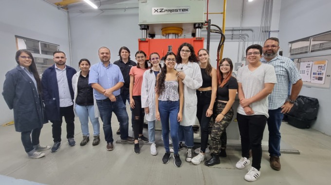 Imagen de varios investigadores del proyecto en deformación plástica severa.
