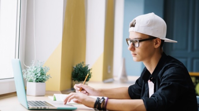 imagen de un estudiante frente a la computadora