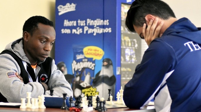 Dos jugadores de ajedrez frente al tablero.