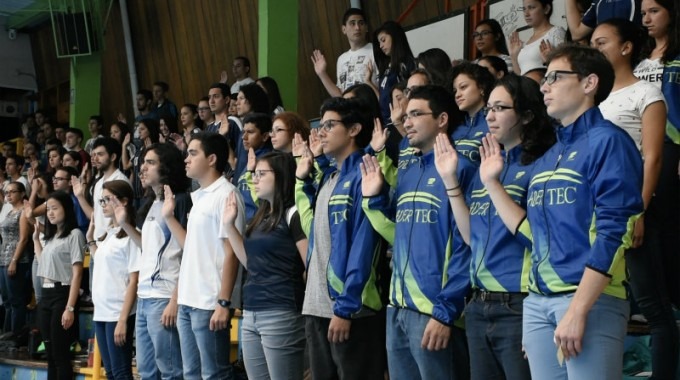 atletas_levantando_la_mano_derecha_haciendo_juramento_