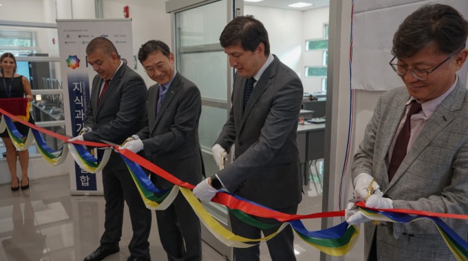 corte de cinta de inauguración