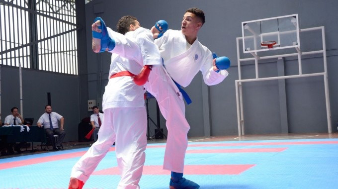 Dos cometidores en una pelea de karate.