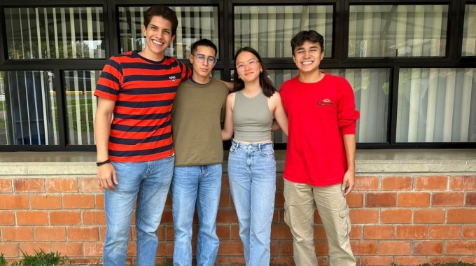 Imagen de cuatro estudiantes posando para la fotografía.