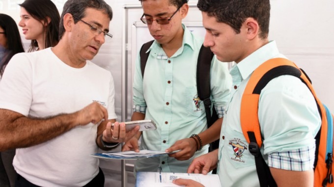 profesor_explicando_sobre_la_carrera_a_estudiantes_de_colegio_