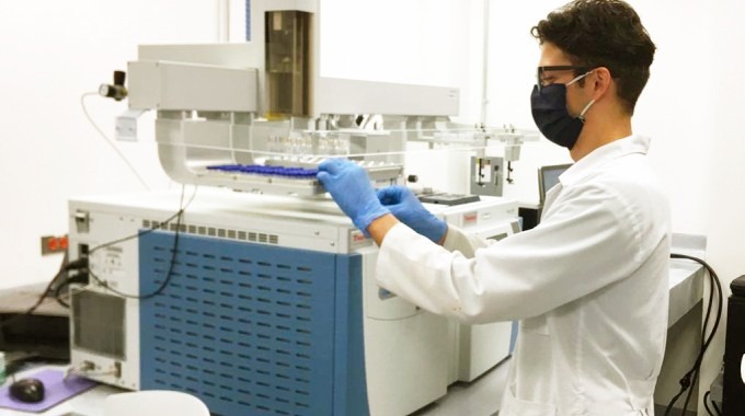 imagen de un estudiante en el laboratorio de química