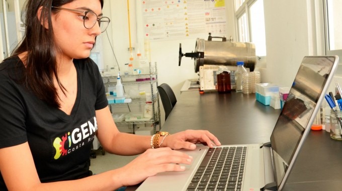 mujer en laboratorio frente 