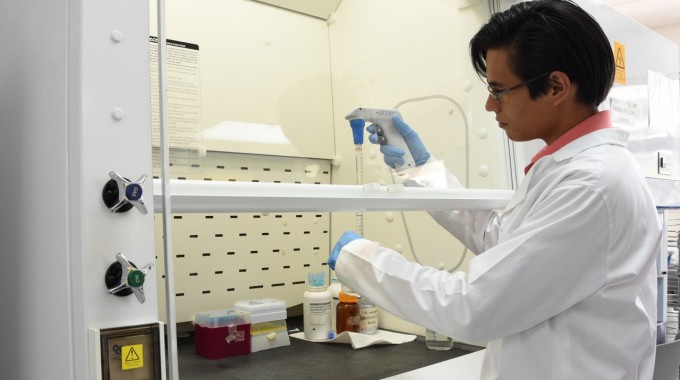 Estudiante del TEC trabajando en laboratorio. 