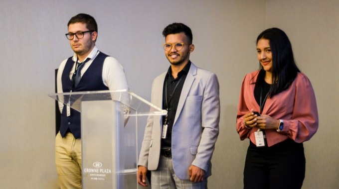 imagen de tres estudiantes del TEC posando para la fotografía.