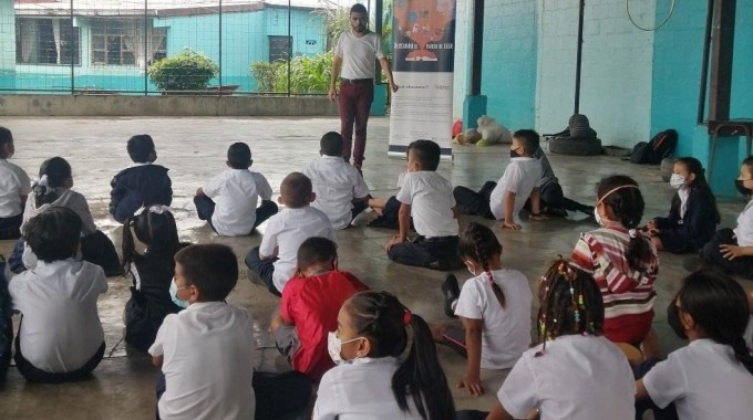 Narrador contando cuento a alumnos de escuela.