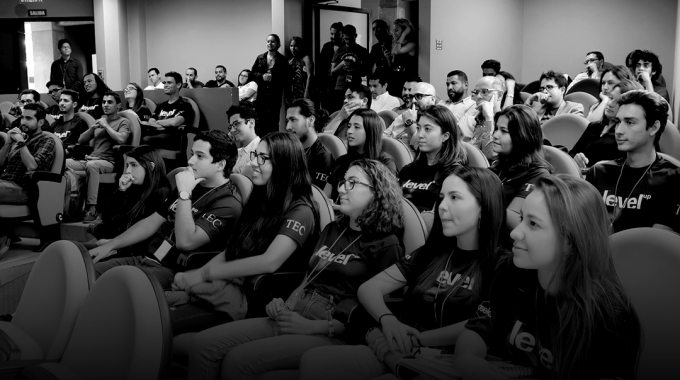 estudiantes en auditorio 