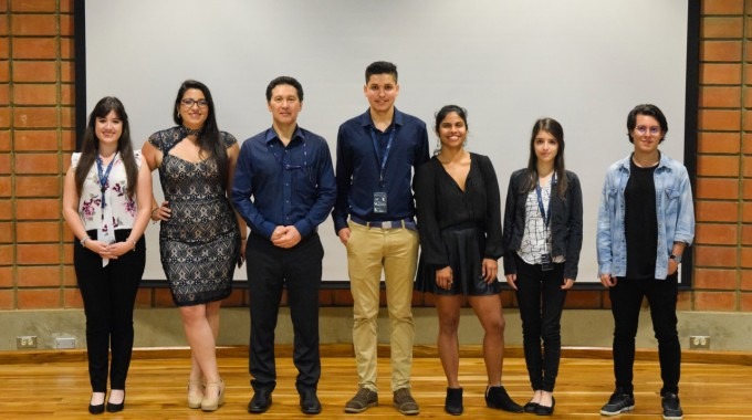 estudiantes en escenario posan para fotografía