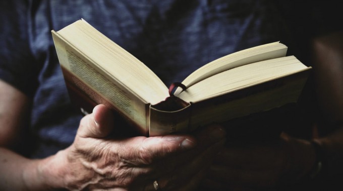 MANO DE PERSONA CON LIBRO