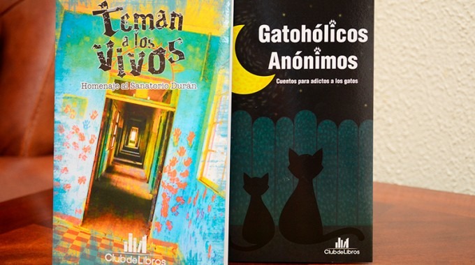 dos libros sobre una mesa.