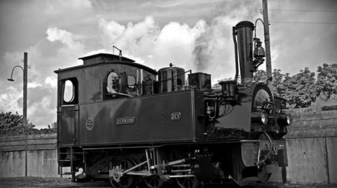 La fotografía muestra una locomotora de vapor. 