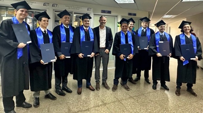 Imagen de nueve estudiantes recién graduados.