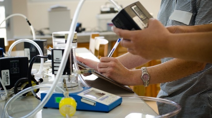 Unas manos trabajando en un laboratorio. 