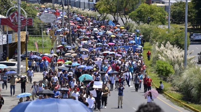 Miles de manifestantes en la vía de Circunvalación.  