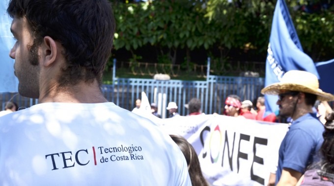 persona con camisa tec