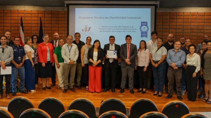personas en acto del Técnico en Electricidad Industrial, certificado del marco de cualificaciones