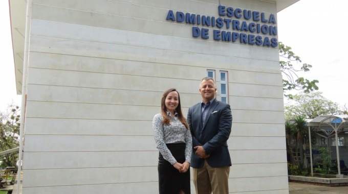 margie_faith_y_jose_martinez_frente_escuela_administracion_empresas_