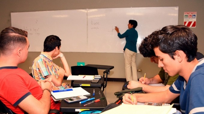 estudiantes en clase de matemática