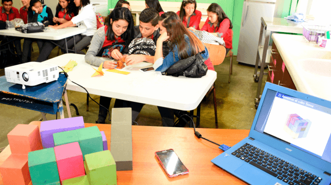 jovenes en colegio, computadora y elementos matemáticos 