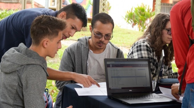 estudiante recibiendo colaboración de otro en matrícula 2020