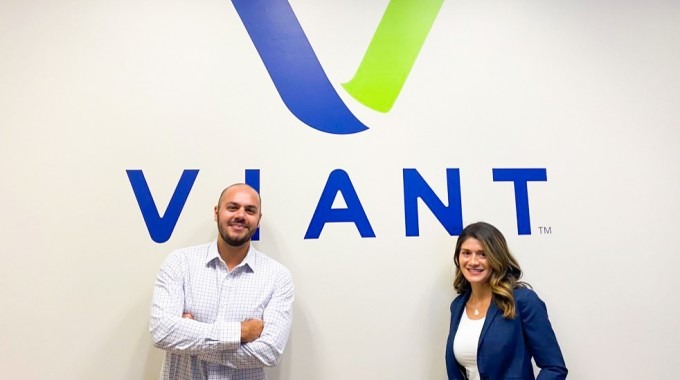 La foto muestra a Luis Quesada y Viria Carmona en la empresa Viant con sede en Michiga. (Fotografía: cortesía de Luis Quesada). 
