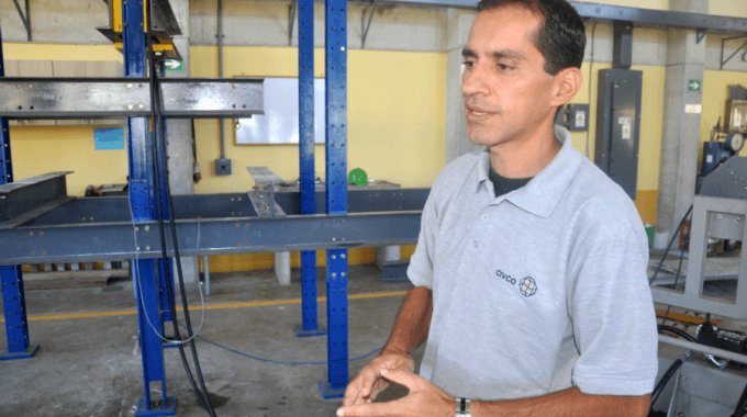 Mauricio Mayorga, ingeniero del CIVCO, en el laboratorio de piso fuerte.