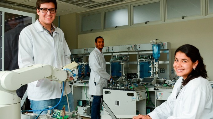 estudiantes en laboratorio de mecatrónica