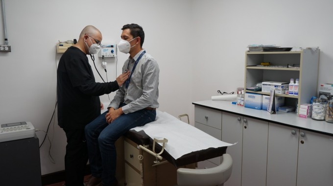 Imagen del doctor revisando un paciente.