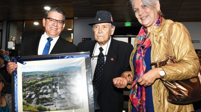 Jorge Luis Villanueva Badilla recibió un reconocimiento en el 45 Aniversario del TEC,  por su iniciativa de propuesta junto con Fernando Guzmán Mata en la Creación de esta Casa de Enseñanza Superior. Foto Ruth Garita/OCM.