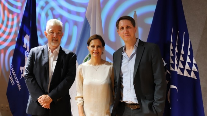 Imagen con dos hombres y una mujer posando para la fotografía