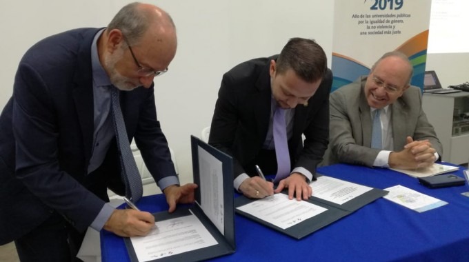 imagen de dos hombres firmando un documento