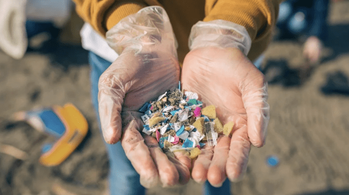 microplasticos en manos con guantes