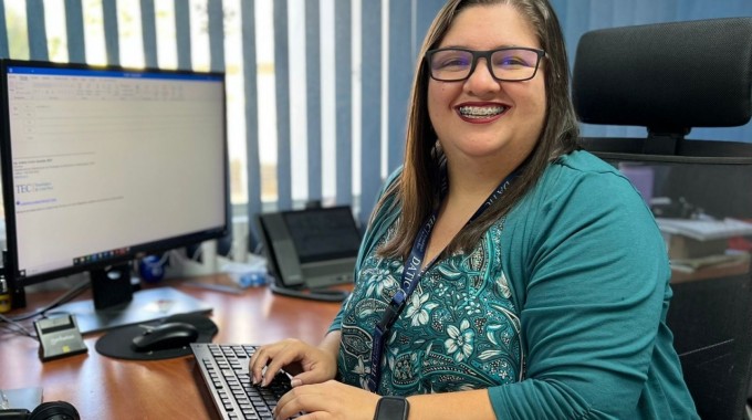 Directora de TI sentada en su escritorio. Posando para la fotografía. 