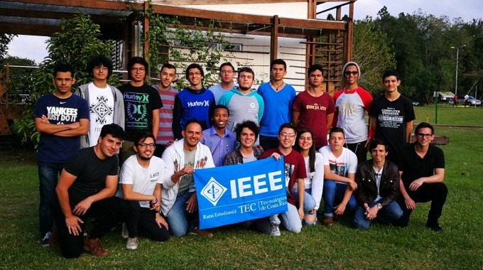 Imagen de los miembros del  Capítulo Estudiantil IEEE Computer Society  posando para la fotografía.