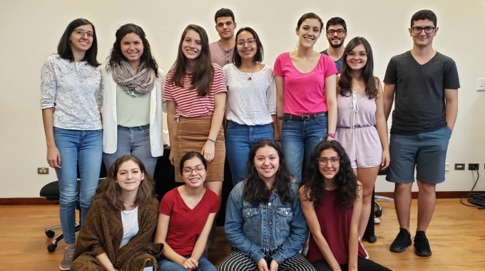 Imagen de varios estudiantes posando para la fotografía.