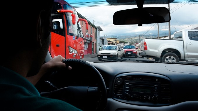 Muchas esquinas del Gran Área Metropolitana han modificado su dinámica debido a altos flujos vehiculares que se encuentran en estas (Fotografía: Ruth Garita)