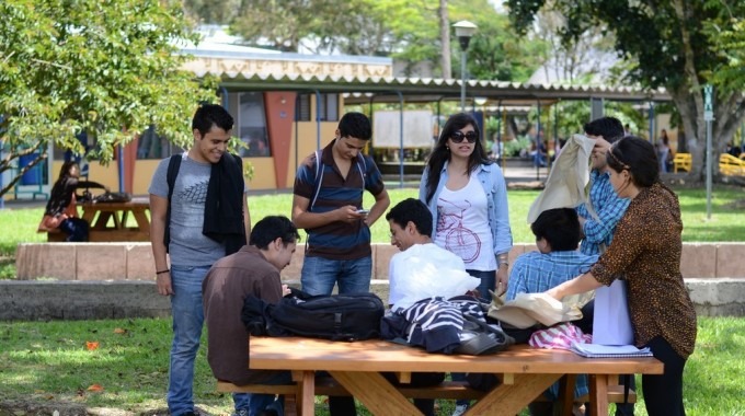 muchachos recibiendo curso