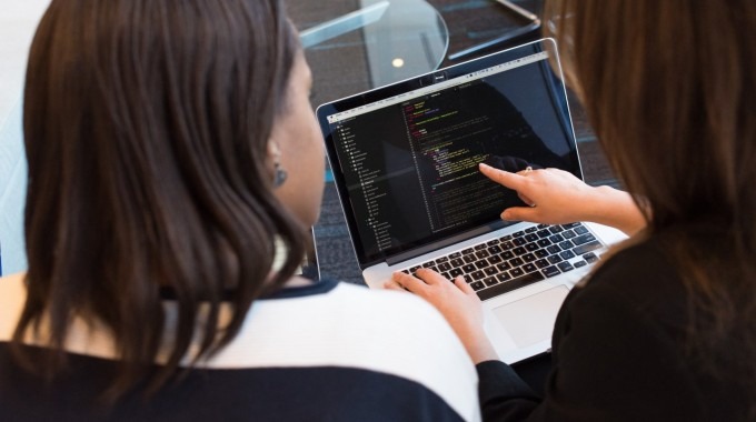 mujeres frente a computadora