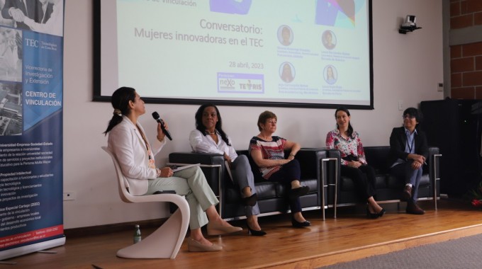 Mujeres investigadoras en conversatorio.