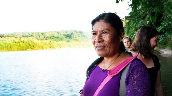 mujer al margen del rio en talamanca