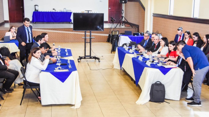 dos mesas en las que se ubica la comisión de enlace