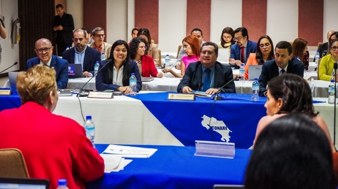 Representantes de las universidades y de Gobierno en reunión.