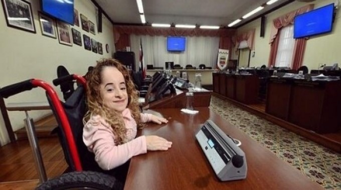 Nicole Mesén Sojo en su curul en la Municipalidad de Goicoechea