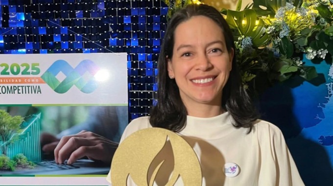 La profesora del TEC, Laura Rojas, fue la encargada de recibir el premio en nombre del Proyecto de las Niñas Supercientìficas.