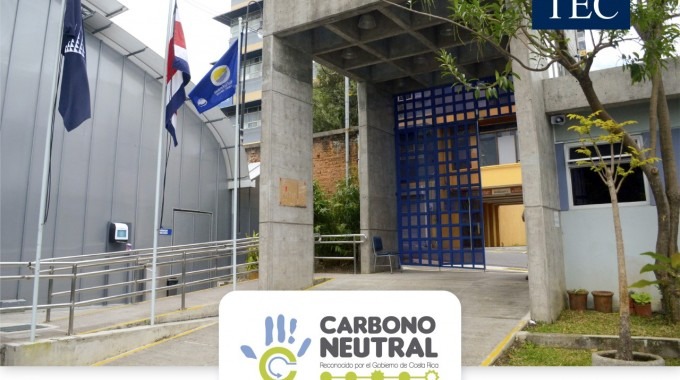 Entrada principal del Campus Tecnológico Local San José donde se aprecian las banderas de Costa Rica, del TEC y la Azul Ecológica.